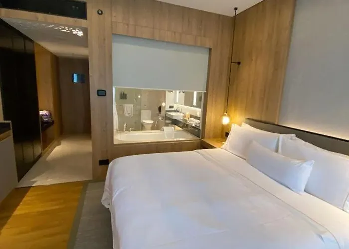 Lake'S Front Suite Hotel